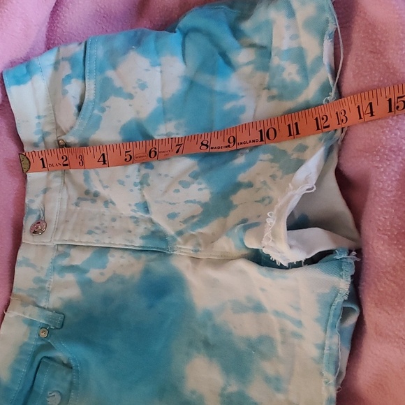 Fabulous Gloria Vanderbilt TyeDye shorts - Picture 5 of 8